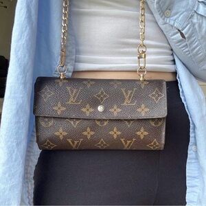 ✅AUTHENTIC✅LOUIS VUITTON WALLET ON A CHAIN